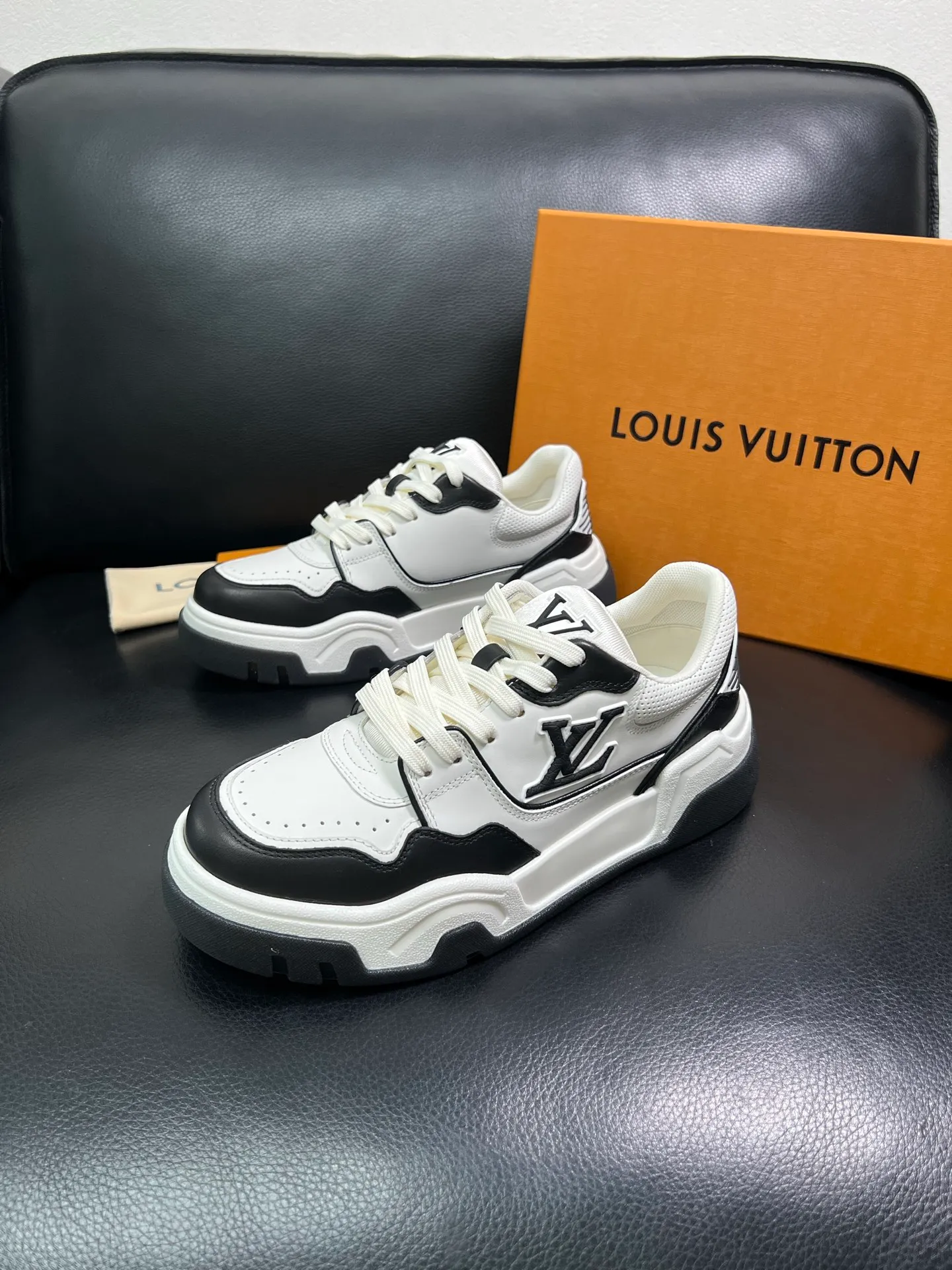 Men's shoes 💰900 Lv top purchase Louis Vuitton, counter synchronization, uppers imported from Italy cowhide, imported mesh padding soft and comfortable, soles: original soles specially provided by the original factory, T men's shoes 💰U exclusive movable molded soles super comfortable, original factory and single goods, high quality, welcome to compare, code number 38-44 (customized 45) 85883